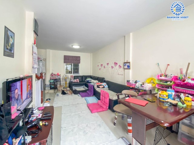 ******ทาวน์เฮ้าส์มือสองย่านนนทบุรี ม.ไลโอ วงแหวน-ปิ่นเกล้า จากแบรนด์ลลิล บนเนื้อที่ 17.1 ตร.ว. ฟังก์ชัน 3 ห้องนอน 2 ห้องน้ำ 1 ที่จอดรถ แถมฟรี! 2 เครื่องปรับอากาศ 2 เครื่องทำน้ำอุ่น 1 เครื่องดูดควัน บ้านพร้อมอยู่ บิวท์อินครัว มีโรงรถ เชื่อมต่อถ.กาญจนาภิเษก ถ.รัตนาธิเบศร์ ใกล้เซ็นทรัลเวสต์เกต